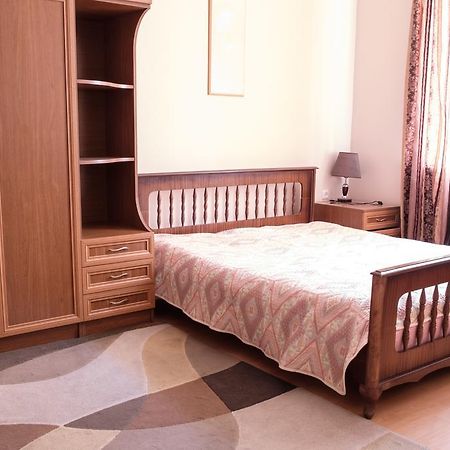 Apartment On Hanrapetutyan Street Ereván Exterior foto