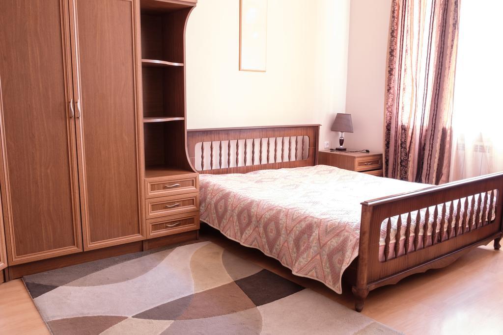 Apartment On Hanrapetutyan Street Ereván Exterior foto